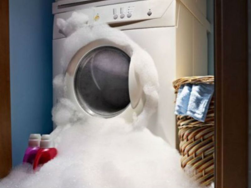 Do sử dụng bột giặt quá nhiều hoặc bột giặt không thích hợp