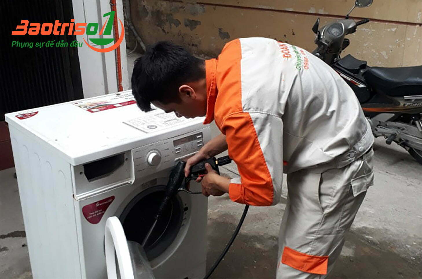 Kĩ thuật viên vệ sinh sửa chữa máy giặt