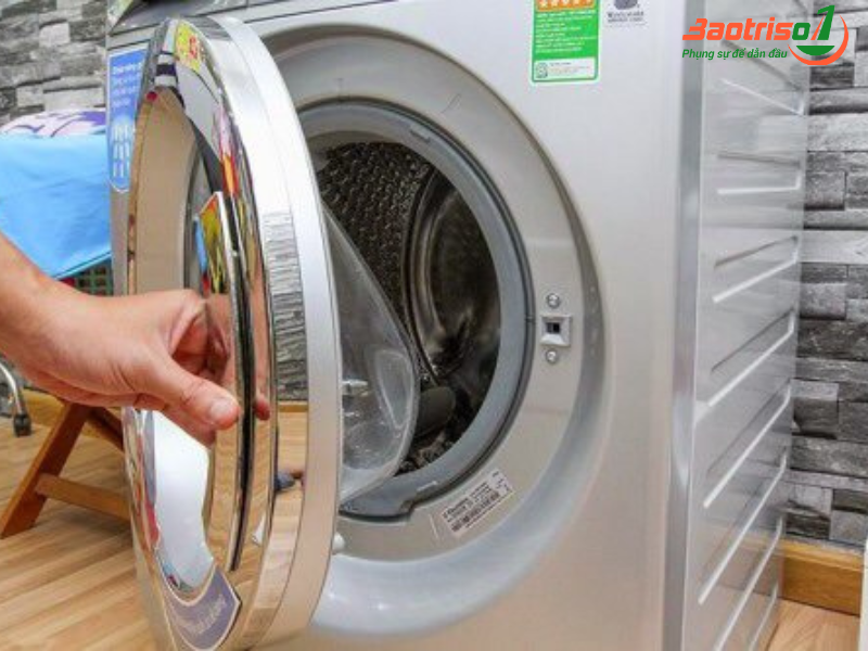 Máy giặt Electrolux không mở được cửa do gãy tay nắm