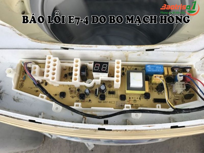 Máy giặt Toshiba báo lỗi E7-4 do bo mạch hỏng