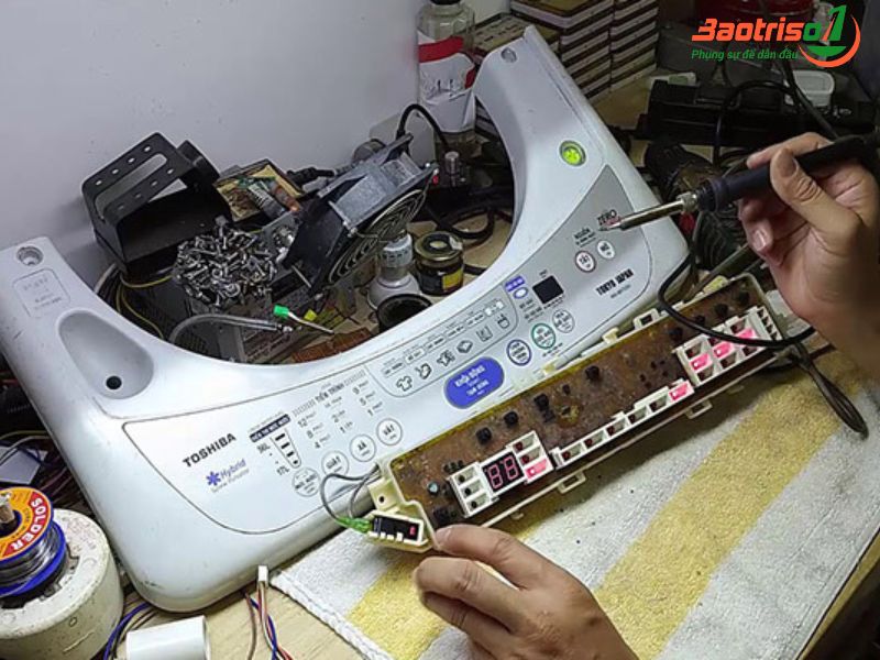 Máy giặt Toshiba báo lỗi E71 do bo mạch điều khiển bị lỗi