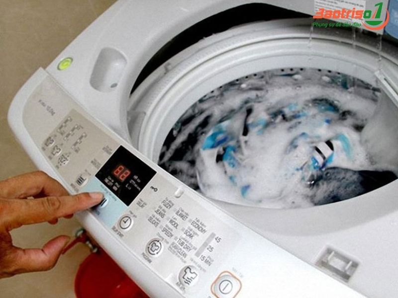 Máy giặt đang giặt báo lỗi EU