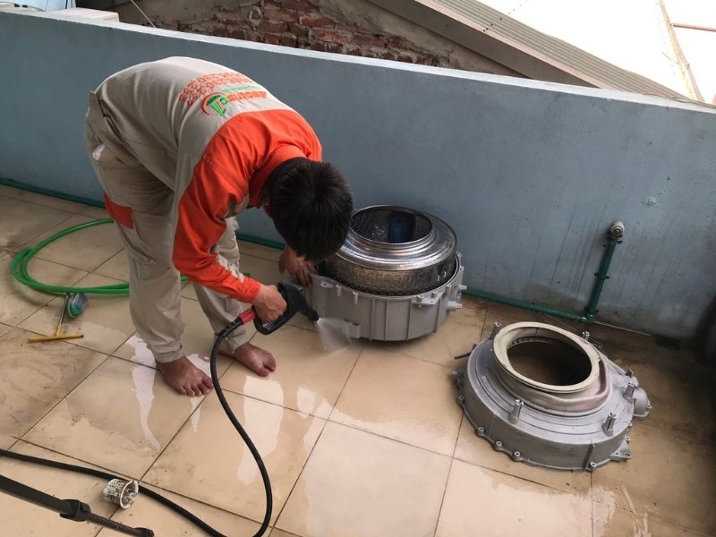 thợ Baotriso1 vệ sinh máy giặt tại nhà Hà Nội