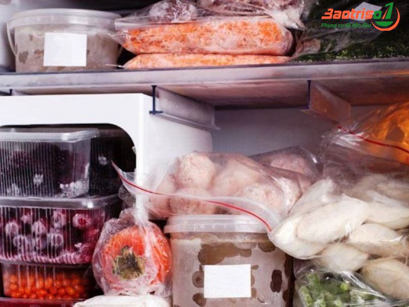Để quá nhiều thực phẩm trong ngăn đông lạnh.