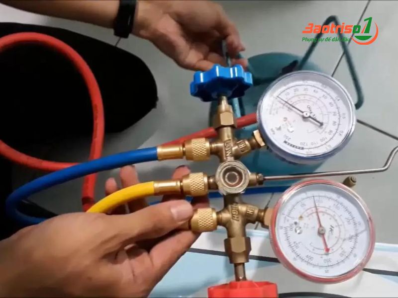 Bơm gas tủ mát