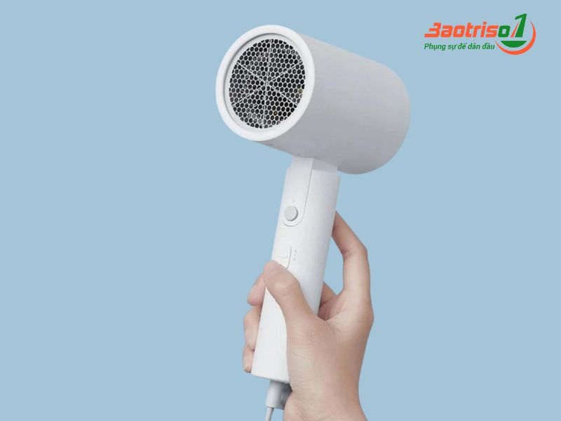 Dùng máy sấy tóc hơ vào chỗ hở của ron tủ lạnh Dùng máy sấy tóc hơ vào chỗ hở của ron tủ lạnh