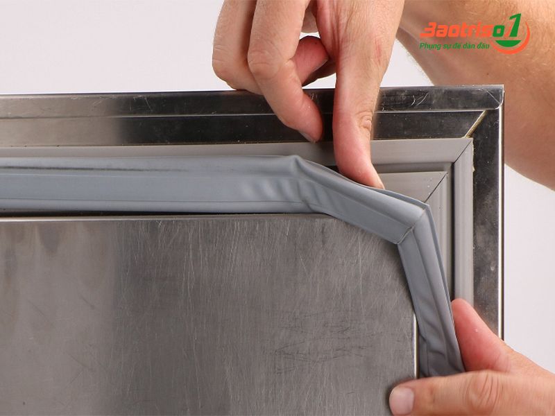 Tháo ron cửa tủ lạnh cũ ra. Tháo ron cửa tủ lạnh cũ ra.