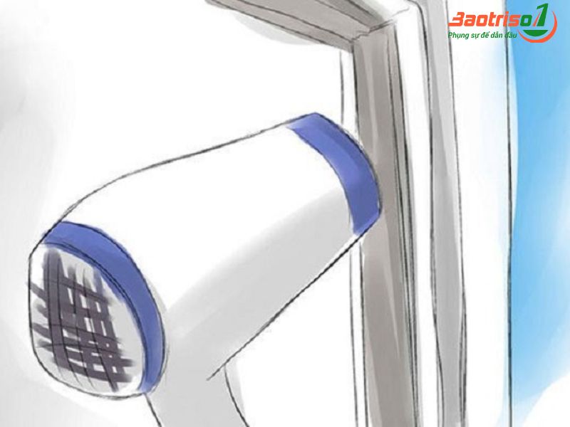 Dùng máy sấy tóc hơ vào chỗ hở của gioăng Dùng máy sấy tóc hơ vào chỗ hở của gioăng