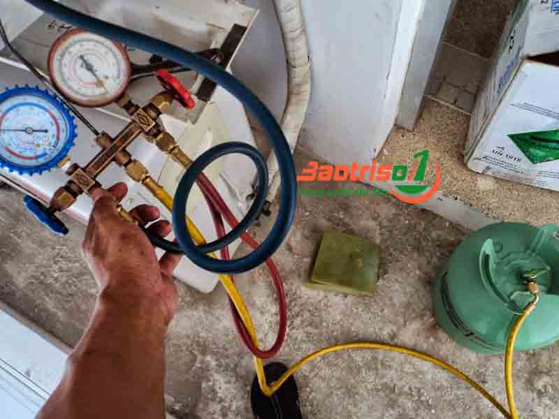 Thợ kết nối dây đo và đồng hồ đo ga với cục nóng điều hoà Thợ kết nối dây đo và đồng hồ đo ga với cục nóng điều hoà