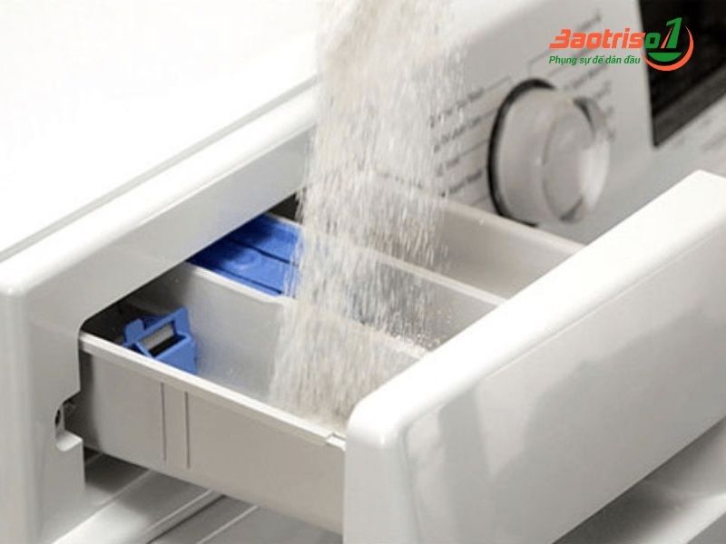 Vệ sinh ngăn chứa nước xả và bột giặt 