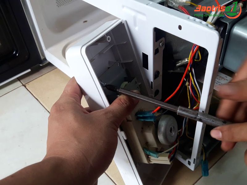 Hướng dẫn cách sửa lò vi sóng Bosch một số lỗi tại nhà Hướng dẫn cách sửa lò vi sóng Bosch một số lỗi cơ bản