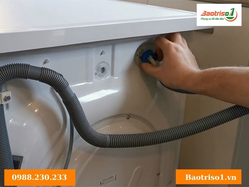 Lỗi 4C máy giặt Samsung do đường ống dẫn nước bị nghẹt