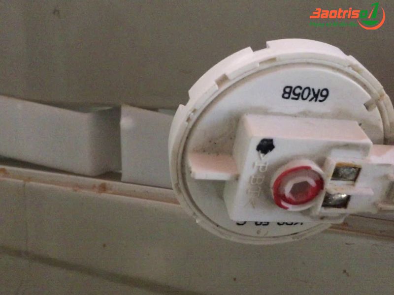 Máy giặt LG inverter báo lỗi PE do bo mạch không cấp điện cho phao áp suất