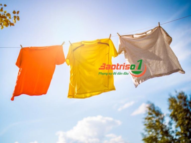 Phơi quần áo trắng thật khô là cách làm trắng quần áo đơn giản