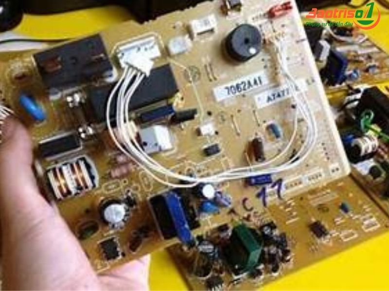 Bếp hồng ngoại hoạt động nhưng không nóng do mạch điện bị chập chờn