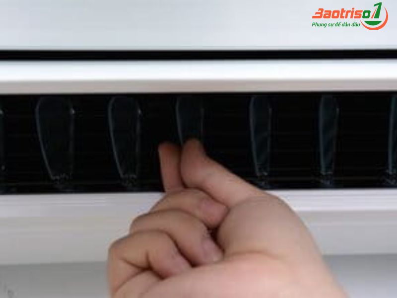 Thợ sửa bo mạch điều hoà