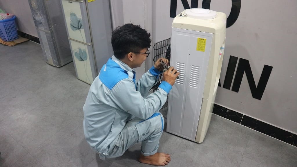 Sửa cây nước nóng lạnh thợ Baotriso1 Sửa cây nước nóng lạnh