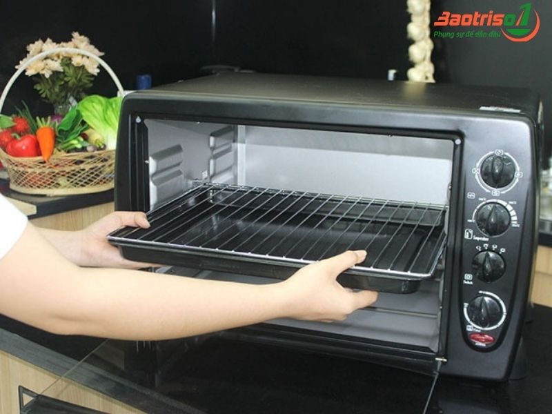 Sử dụng lò nướng giúp xoài còn xanh trở nên vàng ươm, ngọt lịm