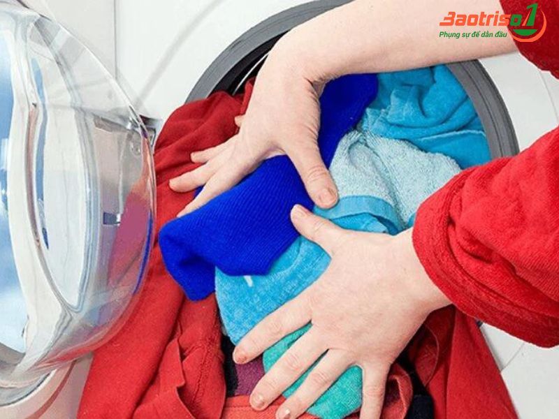 Do giặt quá nhiều quần áo
