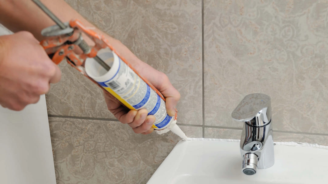 Thợ Baotriso1 bơm keo lắp đặt bồn rửa mặt