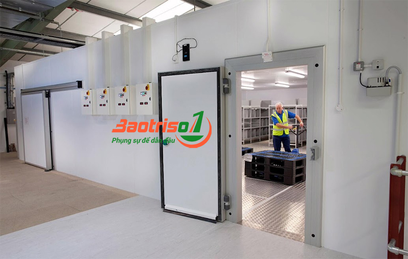 Thợ Baotriso1 kiểm tra kho lạnh