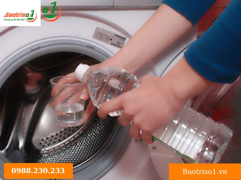 Vệ sinh lồng máy giặt Sanyo bằng dung dịch giấm 