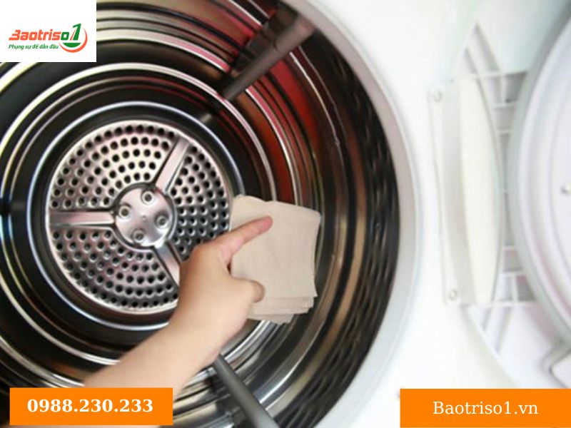 Cách vệ sinh máy giặt Sanyo bằng bột tẩy lồng máy giặt chuyên dụng