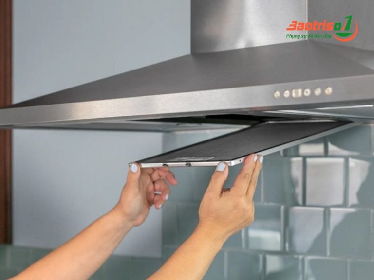 Khói và dầu mỡ trong quá trình nấu nướng tích tụ